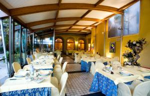 Reštaurácia alebo iné gastronomické zariadenie v ubytovaní Hotel Corallo