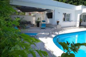 a patio with a swimming pool and a house at Gästehaus Gaens - Ferienzimmer in Schirgiswalde