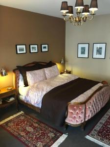 克萊恩 蒙塔納的住宿－La Residence-Your home away from home in Crans-Montana，一间卧室配有一张大床和一个吊灯。
