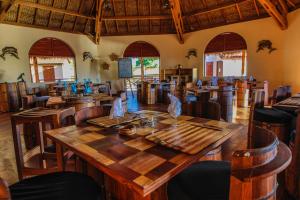モロンダバにあるLAGUNA BEACHのダイニングルーム(木製のテーブルと椅子付)