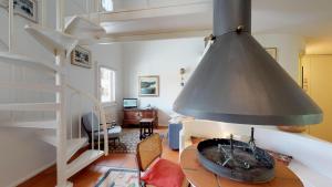 uma sala de estar com uma escada e uma luz deslumbrante em Polaschin D7 em Sils Maria