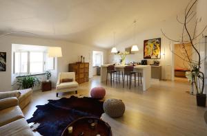 奥维多马纳斯公寓的带沙发的客厅和餐厅