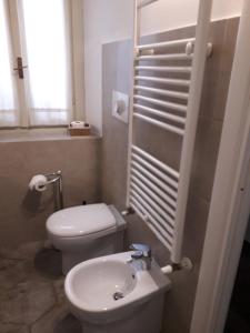 A bathroom at B&B Castellani