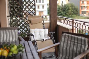 Un balcón con una silla, una mesa y una ventana en Villa Sea Garden - Sicily In, en Pozzallo