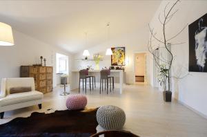 奥维多马纳斯公寓的客厅设有用餐室和客厅。 更多18张照片