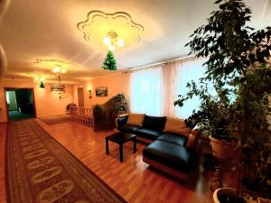 sala de estar con sofá y mesa en Domik v Samare Hotel, en Samara