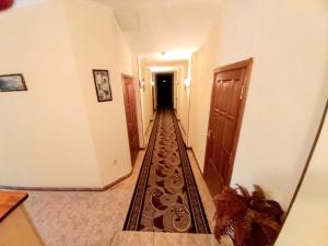 un pasillo en una casa con suelo largo en Domik v Samare Hotel, en Samara