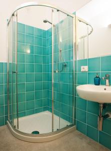 ein Bad mit einer Dusche und einem Waschbecken in der Unterkunft Cà de Lerse in Lerici