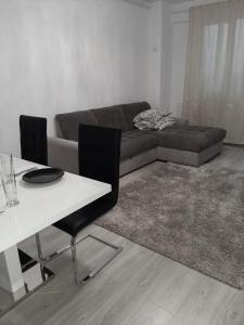 a living room with a couch and a table at Luxury Daniel Apartament Residence Militari in Roşu
