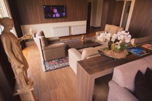 a living room with a couch and a table at Hotel Renar in Fraiburgo +92 photos