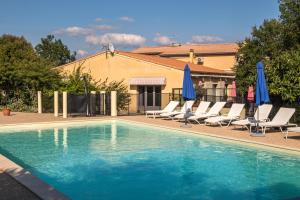 Bazén v ubytování Hôtel Les Persèdes nebo v jeho okolí