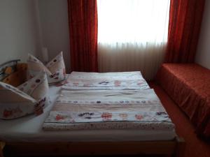 2 Betten auf einem Tisch in einem Schlafzimmer in der Unterkunft Knollnwies in Alpbach
