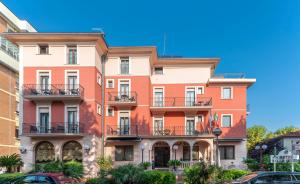- un immeuble d'appartements situé à San Francisco dans l'établissement Hotel Villa Luigia, à Rimini