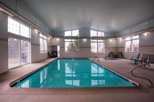 une grande piscine intérieure dans un bâtiment dans l'établissement La Quinta Inn by Wyndham Bend, à Bend