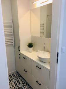 uma casa de banho com um lavatório e um espelho em Apartament 44m2 w centrum em Tuchola