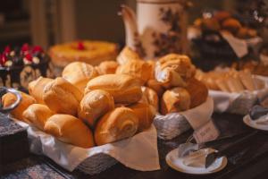 um monte de pães numa mesa em Hotel Renar em Fraiburgo