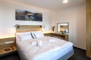 Un pat sau paturi într-o cameră la Sporthotel Olympia
