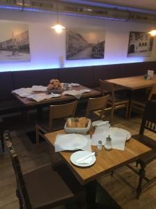 Restauracja lub miejsce do jedzenia w obiekcie Pension Sunnseitn - Gasthof - Café - Weinkeller