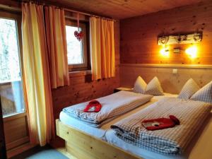 Postel nebo postele na pokoji v ubytování Wörglerhof's Hüttenapartments mit Kachelofen