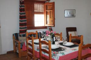 a dining room with a table and chairs at Apartamentos Rurales Rosendo: El Tomillo in Capileira