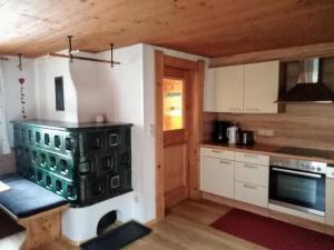 Kuchyň nebo kuchyňský kout v ubytování Wörglerhof's Hüttenapartments mit Kachelofen