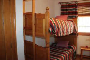 1 dormitorio con litera y escalera en Apartamentos Rurales Rosendo: El Tomillo, en Capileira