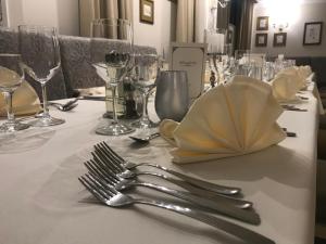 Masă de restaurant aranjată festiv