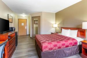 A bed or beds in a room at Econo Lodge Inn & Suites