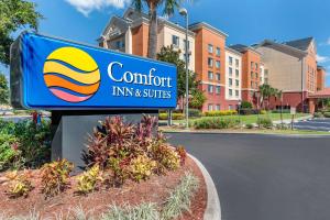 una señal para una posada y suites confort en Comfort Inn & Suites Near Universal Orlando Resort-Convention Ctr, en Orlando