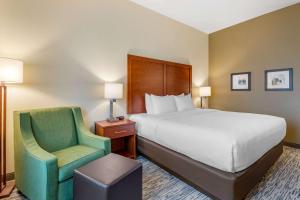 Comfort Inn & Suites West Des Moines tesisinde bir odada yatak veya yataklar