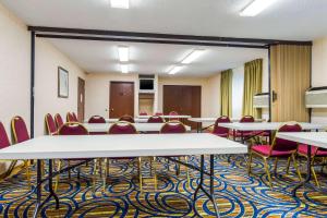 - une salle de conférence avec des tables et des chaises dans l'établissement Quality Inn & Suites Lacey Olympia, à Lacey