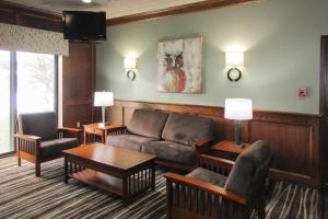 Posezení v ubytování Clarion Inn & Suites - University Area