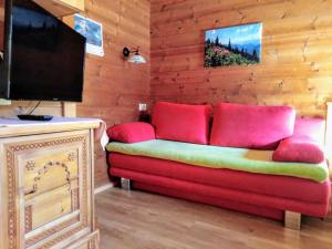 TV a/nebo společenská místnost v ubytování Wörglerhof's Hüttenapartments mit Kachelofen