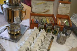 eine Gruppe weißer Becher und ein Mixer auf dem Tisch in der Unterkunft Hotel & Restaurant Fricke in Hämelerwald