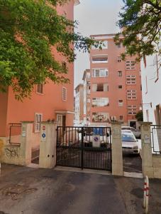 una puerta frente a un edificio con aparcamiento en C'è posto per te, en Roma