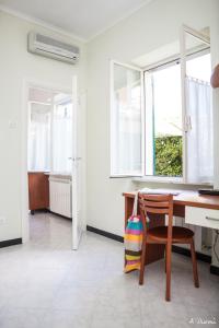 a room with a desk and a chair with a bag at A Durmì in Levanto