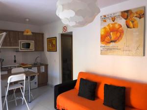 A kitchen or kitchenette at LasVistasApartment