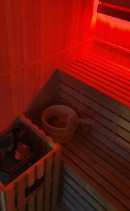 尚布利的住宿－Loft 47 Spa，红色客房内带卫生间的浴室