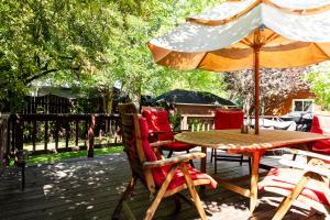 stół i krzesła z parasolem na tarasie w obiekcie The Fillmore Inn w mieście Twin Falls