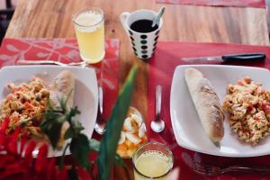 una mesa con dos platos de comida y dos bebidas en Sexto Sentido Cabañas & Pan Frances, en Palomino