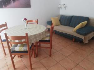 Ein Sitzbereich in der Unterkunft Apartments Burcul Pag