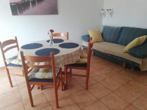 Ein Sitzbereich in der Unterkunft Apartments Burcul Pag
