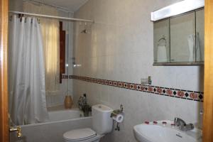ein Badezimmer mit einem WC, einem Waschbecken und einer Badewanne in der Unterkunft Apartamento Rurales Rosendo: Poleo Menta in Capileira