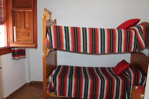 a pair of bunk beds in a room at Apartamento Rurales Rosendo: Poleo Menta in Capileira