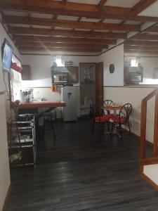 a kitchen and living room with a table and chairs at Apartamento 11 Tec in Cartago