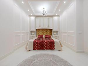 um quarto com uma cama com uma colcha vermelha em Квартира посуточно в Соломенском районе em Kiev