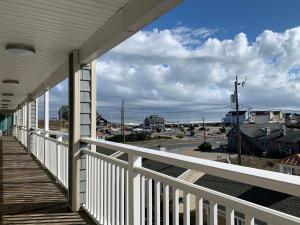 Ein Balkon oder eine Terrasse in der Unterkunft Sea Horse Inn and Cottages