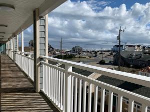 Ein Balkon oder eine Terrasse in der Unterkunft Sea Horse Inn and Cottages