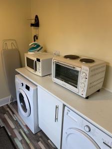 una cocina con 2 microondas en una encimera en Southernwood - Studio 2 en Didcot