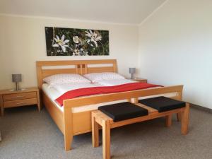 ein Schlafzimmer mit einem Bett, zwei Tischen und einem Gemälde in der Unterkunft Ferienhaus Karin in Ramsau am Dachstein